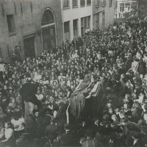 876808 Afbeelding van een grote groep Wijk C-bewoners voor het klooste Genazzano van de Zusters Augustinessen van ...
